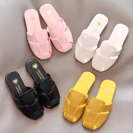 Pantofole per bambini Scarpe in pelle intrecciata Ragazze Princess Sheos Mules Cover Toe Slides Chidlren Pantofola domestica Scarpa interna Bianco Nero 220623