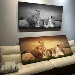 Afrykańska rodzina lwów w savannah Canvas obrazy dzikie zwierzęta plakaty czarno -białe zdjęcia dekoracyjne dekoracje do salonu