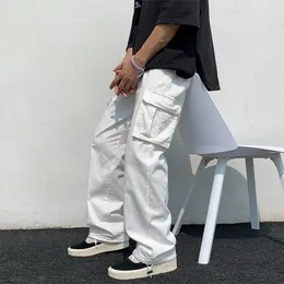 Herrbyxor svart vit casual mode lös rak bred ben män streetwear hip hop pocket cargo mens byxor 220826