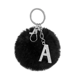 Fluffig svart pompom faux kanin päls boll nyckelringar kristall bokstäver nyckelringar nyckelhållare trendiga smycken väska tillbehör gåva aa220318