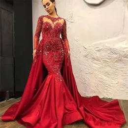 Dubai Luxuriöse rote Kristall-Meerjungfrau-Abendkleider mit abnehmbarer Schleppe, bescheidene volle Ärmel, lange Perlen-Spitze-Abschlussballkleider