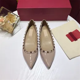 New 23ss Women Luxury Rivets Shoes Fashion Brand Sandali Pumps Shallow Mouth Scarpe da donna a punta con tacco