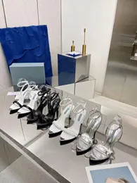 Tasarımcı Lüks% 100 Gerçek Deri Çarpıcı Stiletto Topuk Pop Sandalar İmza Üçgen Kesme Boncukları Cowhide Mat Patting Ayakları Erken Bahar İçin Yeni