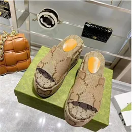 a1 2022 Strand Slippers Mode Dikke Bodem Designer Vrouwen Schoenen Cartoon Alfabet Dame Plateau Sandalen Leer Hakken Brief Hoge hak Slides Grote Maat 35-44