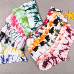 2022 Novos meias masculinas e femininas de meias de folhas de folhas de folhas de bordo casal casal de tubo alto tie-dye sockbb