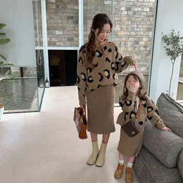 女性と女の女の子のためのニットスーツをマッチする母親の娘は、セータートップとスカートの2ピースセットが秋の親子の服装