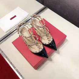 Sandaler Toppdesigner Kvinnors äkta läderkrok och slinga ins mode handgjorda lyxiga kassicbockade klackar