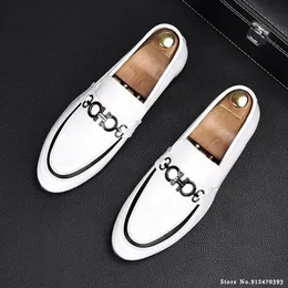 2022 New Designer Men's White Mixed Colors Pointed Charm Punk Oxford Flats Casual Shoes Homecoming Wedding Dress Prom Footwear