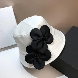 Basker hink hattar för kvinnor franska hepburn svart panama hatt damer blommor fiskare acetat satin tidvatten casual vit kapbernar