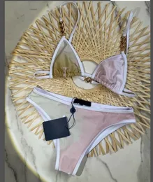 Lüks Kadın Bikinis Yüzme 2022 Yaz Yeni Tasarımcı V Mektup Baskılı Metal Zincir Bikini Seti bayanlar Bandage Seksi Mayo Mayo Yastık Etiketleri Dropship