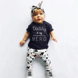 夏生まれの幼児の女の赤ちゃんの服のパパは私のヒーロー半袖Tシャツトップス パンツ ヘッドバンド幼児衣装セット220507
