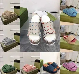 Högkvalitativa kiltofflor Designersandaler Damtofflor med tjock botten Slidflip Flops Lyxiga platta broderier tryckta gummiklänningskor