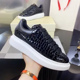 New Luxury Man Shoes Fashion Genuine Leather Woman Shoes Glimmer Lace up Flat Large Sneakers Platform Designer Shoes MKJKKff00002