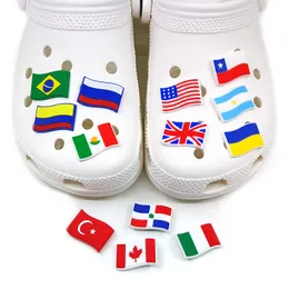 MOQ 100st National Flag Pattern Croc Jibz 2d Soft Rubber Shoe Accessories Decoration Shoe Buckles Charms Trinets Fit Men Kvinnarsandaler Kidsarmband