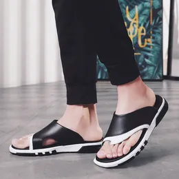 Тапочка мужская мода 2022 летние новые стиль натуральные кожаные тапочки против скольжения открытый флип флопы мужчины пляжная обувь W0KB #