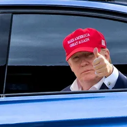 2024 Seçim Trump Çıkartmaları Araba Çıkartmaları Komik Afiş Bayrakları Sol Sağ Pencere Soyma Su Geçirmez PVC Çıkartması Parti Malzemeleri GWE13802