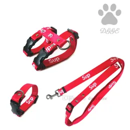 Collari per cani di design Set di guinzagli Set di imbracatura e guinzaglio per gatti alla moda Collare per animali domestici con lettere ricamate per cani Cat Leggero e morbido da viaggio Imbracature per animali domestici B54