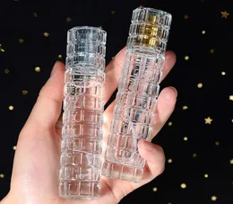 Garrafas portáteis de alta qualidade de perfume de 30 ml de 30 ml de grande capacidade delicada garrafa de spray avançada de vidro pressionado delicado
