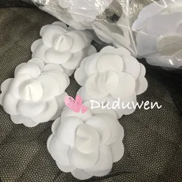 Weißer Kamelien-DIY-Teil, 5 cm, selbstklebende Kamelienblüte, zum Aufkleben auf Beutel oder Karte für C-Boutique-Verpackung, gute Qualität