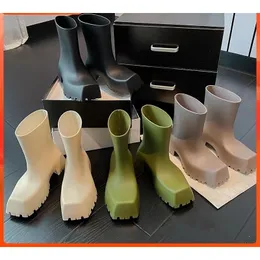 2022 جديدة للعلامة التجارية مصممة مربعة إصبع القدم أحذية المطر للسيدات من منصة الكعب السميك في الكاحل أحذية مطاطية فاخرة للسيدات G220720