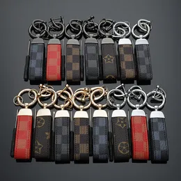 Кольца клавиш роскошной сети для мужчин Женщины дизайн ключ с пряжки Fob Fashion подлинная кожаная клавиатура держатель автомобиль автомобиль Keyrings Accessories Bag Gist