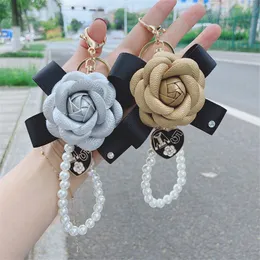 Women Designer Keychains Bow Camellia Imitation Pearl Key Rings Chain Pu Leather Rose Flower 5 Bag Pendant Accessories Fashion Heart Charms