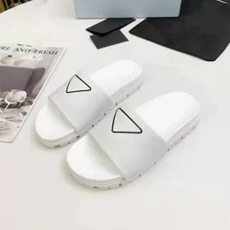 2022 Designer de luxo Slippers femininos de alta qualidade plataforma confortável usa moda de verão na praia ao ar livre elegante apartamentos