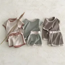 高品質の半袖ショーツセットカラフルなストリップソフトリブコットン幼児幼児衣料品服パジャマ220507