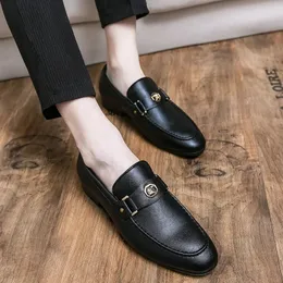 Mocassini Scarpe da uomo in pelle PU tinta unita punta tonda moda casual Europa e America Morsetto in metallo decorativo confortevole traspirante scarpe da lavoro britanniche DP394