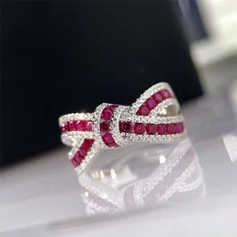 Anel de fita vermelha de design de marca s925 prata artificial vermelho corindo arco anel de diamante moda feminina anel de casamento de rubi