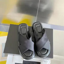 Designer de moda Sandálias de plataforma de couro Sandals femininos Slippers casuais de praia Novos chinelos confortáveis ​​de chinelos planos Tamanho 35-42 com caixa 358