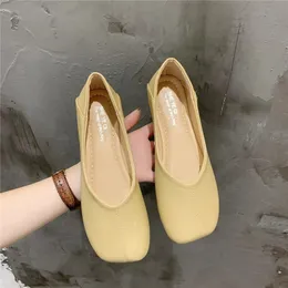 الكلاسيكيات سيداتي الصفراء حلوى اللون مربع أصابع البغال أحذية مصممة أزياء متسكعات جلدية للنساء تنزلق على شقق الباليه 220614
