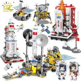 HUIQIBAO Stazione Spaziale V Rocket Building Blocks City Shuttle Satellite Astronauta Figura Uomo Mattoni Set Giocattoli Per Bambini Regalo 220701