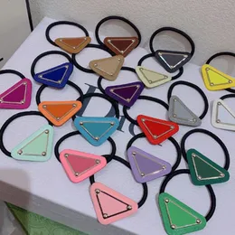 Mehrfarbiges Leder-Dreieck-elastisches Haar-Gummiband für Frauen und Mädchen, niedliche Buchstaben-Haargummis für Geschenkparty