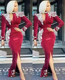 2022 Plus Size Arabisch Aso Ebi Burgund Sexy Etui-Abschlussballkleider Spitze Lange Ärmel Samt Abendkleid Formale Party Zweiter Empfang Brautjungfernkleid Kleid