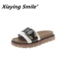 Xiaying Smile Sandals and Slipper Noś Summer Grube Modna moda Dzikie słowo Student Flat Bottom Beach Kaptary Y200624