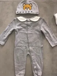 新生児の服のロンパーデザイナーはクロールするジャンプスーツをトップス幼児服カジュアルフード付き唾液タオルベア