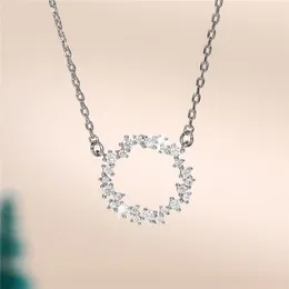 Подвесные ожерелья Huitan 2022 Круглый ожерелье для женщин Блестящий хрустальный CZ Stone Fashion Универсальная свадьба вечности украшения оптом