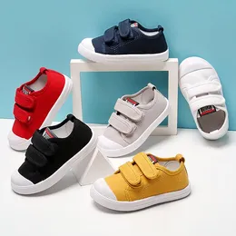 Athletic Outdoor Kids Shoes Girls Boys Top Brand Sneakers Canvas Toddler Breattable Spring Running Sport Baby Soft Casule Sneaker för 1-3Y