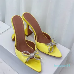 2022 Mulheres Women Summer Luxury Designer Sandálias de salto alto Salas de calcanhar amarelo com diamante de cristal pontiagudo