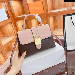 Bolsa de designer de luxo com compartimentos com fechadura: letras clássicas, alça transversal vários bolsos – ideal para mulheres elegantes em movimento!