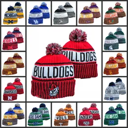 Georgia Bulldogs Knitted Beanies 양모 따뜻한 스포츠 스트라이프 사이드 라인 USA College Cuffed Pom Beanie Hats 남자 여자 NCAA BONNET BEANIES SKULL HAT Stitched