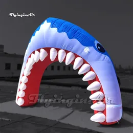 パーソナライズされた青色のインフレータブルサメアーチ漫画海の動物アーチ型ドア広告イベントのためにサメのアーチウェイを爆破する