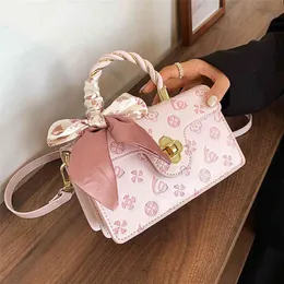 Handväska i september, årets populära väska, kvinnlig silkescarf präglade liten röd bärbar fyrkantig väska fabriksbutik online
