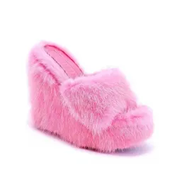 Höst päls Sandaler Flat Wedge Heel Sandals Kvinnor Högklackade Furry Dra Fashion Outdoor All-Match Shoes Sandalias Mujer 220406