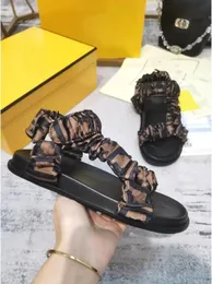 2022 Tasarımcı Ayakkabı Baskı Kadın Hissettişi Kahverengi Saten Sandalet Ipek Eşarp Yumuşak Düz Terlik Plaj Sandalet Loafer'lar Muller Üst Isı Mühürlü Boyutu 35-43 Kutu Toz Torbaları
