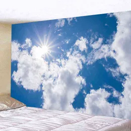 タペストリー太陽の青い空と白い雲のカーペットの壁が大きな波の敷物を掛けている