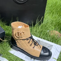 2023 Botas Femininas Bota Designer Clássico Ankle Botins Xadrez Acolchoado Luxo Sapatos Femininos Correntes Fivela C Salto Baixo Couro Calçados de Luxo