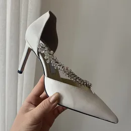 Nyaste lyxiga råa kalvläderkvinnor pumpar brudkristaller skor för bröllop täckt tå mode kvinnliga sko klackar 8 5 cm storlek 35-40250d