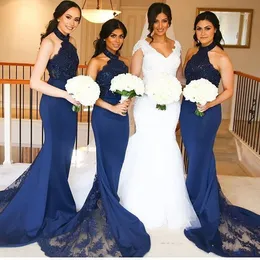 Billiga Bridesmaid Dresses Mermaid High Neck Halter Navy Blue Lace Appliques Beaded Bridesmaid Gowns Plus Storlek Formell Bröllop Gästklänningar